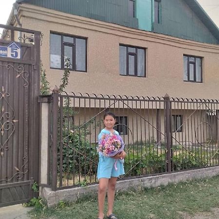 Welcome Guest House Tokmok Esterno foto